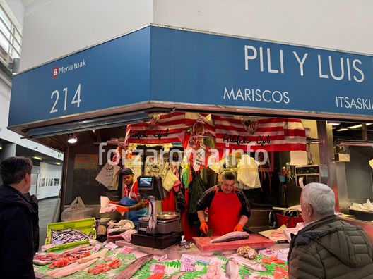 Athletic-Roma, l’amore per Totti senza confini: la maglia esposta al mercato- immagine 4