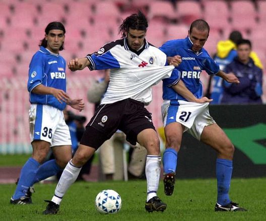 19 novembre 2000: Fausto Rossini dell'Atalanta ed Emanuele Troise del Napoli si sfidano per il possesso palla durante la partita del settimo turno di campionato di Serie A tra Napoli e Atalanta, disputata allo stadio San Paolo di Napoli “Napoli, punto guadagnato: che sofferenza col Bologna”: Emanuele Troise ed il cuore diviso a metà- immagine 8
