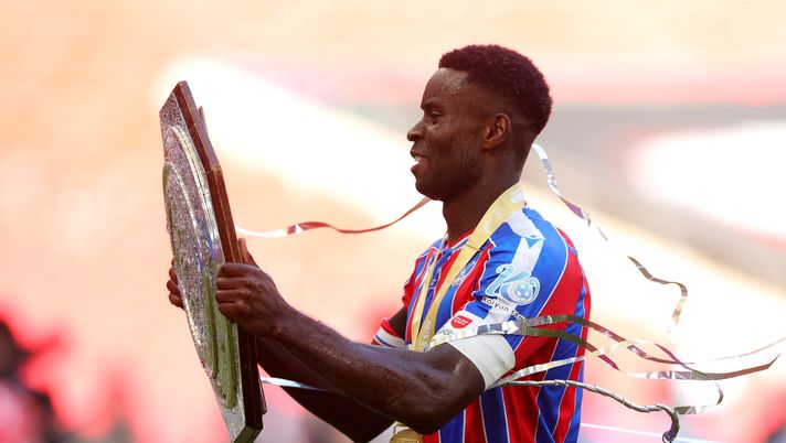 LONDON, ENGLAND - AUGUST 10: Marc Guehi of Crystal Palace celebrates with the FA Community Shield after his team's victory in the 2025 FA Community Shield match between Crystal Palace and Liverpool at Wembley Stadium on August 10, 2025 in London, England. (Photo by Julian Finney/Getty Images) Romano: “Guehi-Inter? Italia difficile se non impossibile! Cosa mi risulta su Kim” - immagine 1