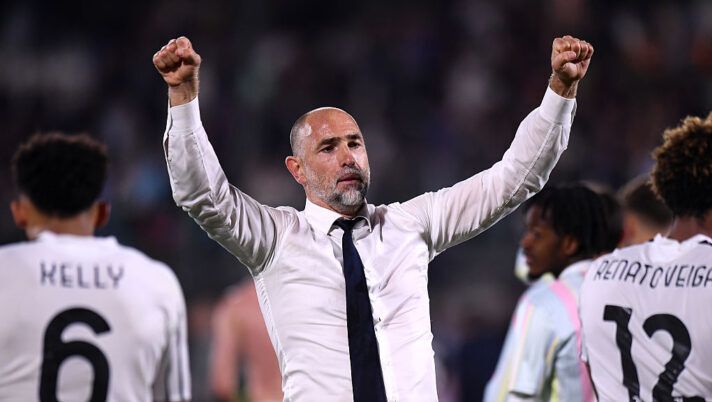 VENICE, ITALY - MAY 25: Igor Tudor, Head Coach of Juventus, shows appreciation to the fans after the team's 3-2 victory following the Serie A match between Venezia and Juventus at Stadio Pier Luigi Penzo on May 25, 2025 in Venice, Italy. (Photo by Alessandro Sabattini/Getty Images) Agente Tudor: “Guiderà la Juve al Mondiale per Club, ha parlato con Giuntoli dopo lo sfogo. E spera…” - immagine 1