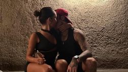 Fedez ufficializza la relazione con Giulia Honegger. Dedica e bacio insieme