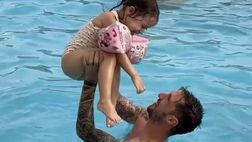 Politano in versione papà: gioca e si diverte con la figlia in piscina