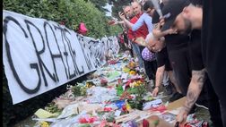 Milan, Curva Sud in corteo: cori e rose per Berlusconi ad Arcore | VIDEO
