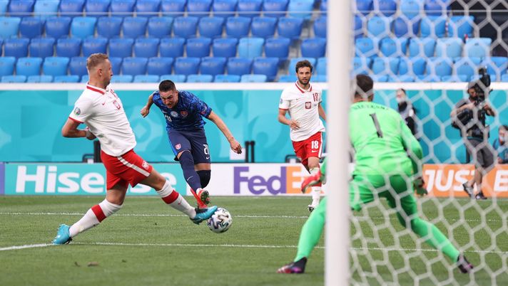 SAINT PETERSBURG, RUSSIA - JUNE 14: Robert Mak of Slovakia scores their side's first goal past Wojciech Szczesny of Poland during the UEFA Euro 2020 Championship Group E match between Poland and Slovakia at the Saint Petersburg Stadium on June 14, 2021 in Saint Petersburg, Russia. (Photo by Lars Baron/Getty Images) Euro2020, Polonia-Slovacchia 1-2: l’inferiorità numerica penalizza i polacchi - immagine 1