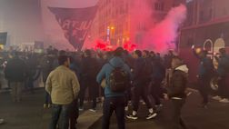 Bagno di tifosi a Termini per la Lazio in partenza per Napoli – VIDEO