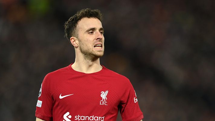 LIVERPOOL, ENGLAND - FEBRUARY 21: Diogo Jota of Liverpool looks on during the UEFA Champions League round of 16 leg one match between Liverpool FC and Real Madrid at Anfield on February 21, 2023 in Liverpool, England. (Photo by Michael Regan/Getty Images) Tragedia in Spagna: Diogo Jota perde la vita in un incidente stradale. Addio all’attaccante del Liverpool - immagine 1