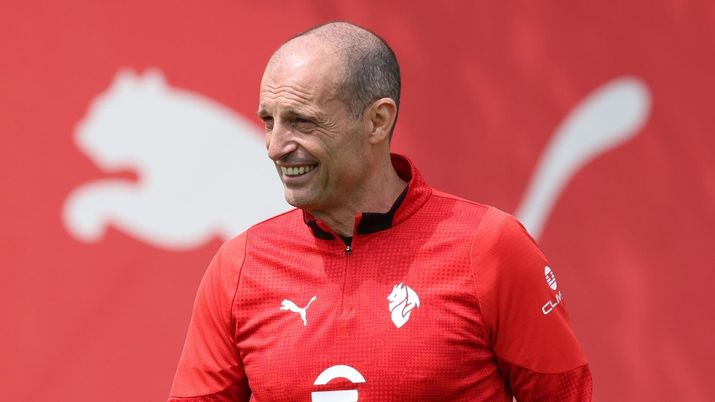 Massimiliano Allegri (allenatore AC Milan), durante una seduta di allenamento con i rossoneri a Milanello | Milan News (Credits foto: Getty Images) Massimiliano Allegri allenatore AC Milan durante una seduta di allenamento con i rossoneri a Milanello