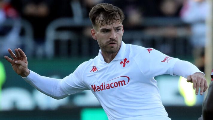 CAGLIARI, ITALY - APRIL 23: Marin Pongracic of Fiorentina in action during the Serie A match between Cagliari and Fiorentina at Sardegna Arena on April 23, 2025 in Cagliari, Italy. (Photo by Enrico Locci/Getty Images) FOTO – Pongracic ricorda il fisioterapista del Lecce: “Riposa in pace amico mio” - immagine 1