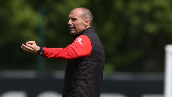 Massimiliano Allegri, allenatore AC Milan, qui durante una seduta di allenamento con i rossoneri a Milanello | Milan News (Credits foto: Getty Images) Massimiliano Allegri, allenatore AC Milan, qui durante una seduta di allenamento con i rossoneri a Milanello
