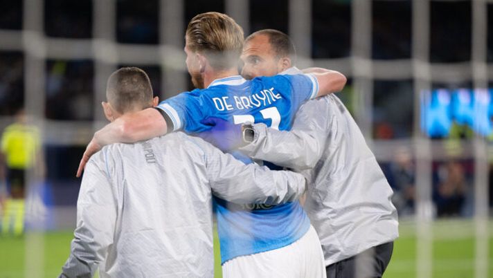 NAPLES, ITALY - OCTOBER 25: Kevin De Bryune of Napoli suffers injury during the Serie A match between SSC Napoli and FC Internazionale at Stadio Diego Armando Maradona on October 25, 2025 in Naples, Italy. (Photo by SSC NAPOLI/SSC NAPOLI via Getty Images) Napoli, ansia De Bruyne e attenzione anche a Neres: novità sugli infortunati. Hojlund… - immagine 1