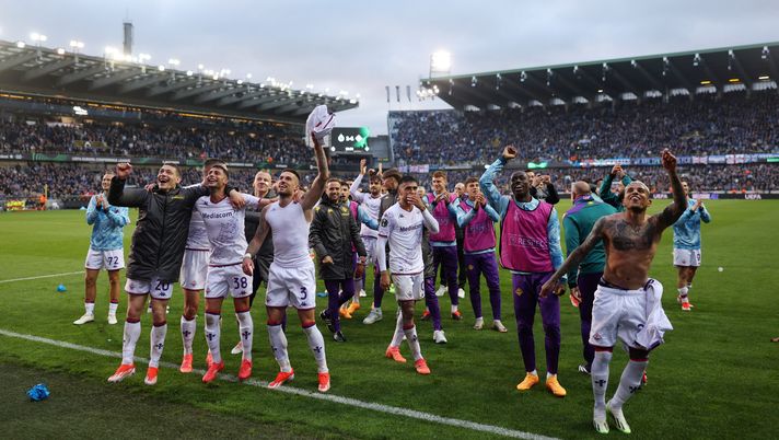BRUGES, BELGIUM - MAY 08: Players and staff of ACF Fiorentina celebrate with the fans after reaching the final of the UEFA Europa Conference League following the UEFA Europa Conference League 2023/24 Semi-Final second leg match between Club Brugge and ACF Fiorentina at Jan Breydelstadion on May 08, 2024 in Bruges, Belgium. (Photo by Dean Mouhtaropoulos/Getty Images) La Nazione: “La Fiorentina ha fatto tesoro dell’esperienza dello scorso anno” - immagine 1