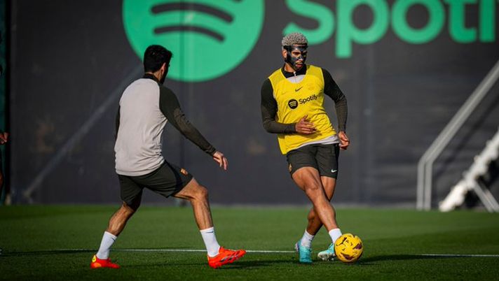 Barcellona, in campo con la maschera nel derby contro il Girona: Araujo non vuol mancare - immagine 1