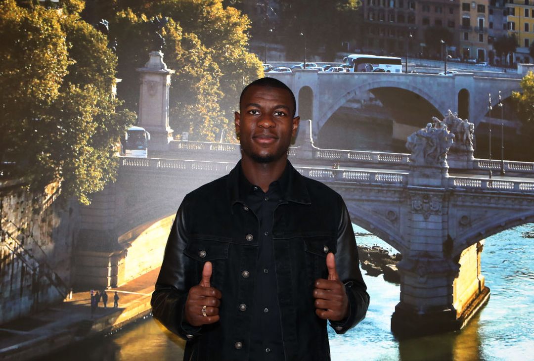 Roma, i primi scatti di Ndicka con la maglia giallorossa – FOTO GALLERY - immagine 6