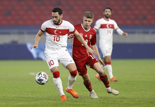 BUDAPEST, UNGHERIA - 18 NOVEMBRE: Hakan Çalhanoglu con la maglia della Turchia contro David Siger dell'Ungheria durante la partita della fase a gironi di UEFA Nations League tra Ungheria e Turchia alla Puskas Arena il 18 novembre 2020 a Budapest. (Foto di Laszlo Szirtesi/Getty Images) Calhanoglu