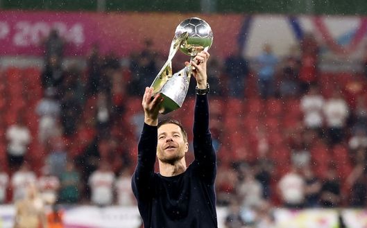 Leverkusen, Germania - 17 agosto 2024: Xabi Alonso col trofeo della Supercoppa di Germania vinta col Bayer Leverkusen contro lo Stoccarda. (Foto di Christof Koepsel/Getty Images) Supercoppa di Germania, nuovo nome: omaggio alla leggenda del Bayern Monaco- immagine 2
