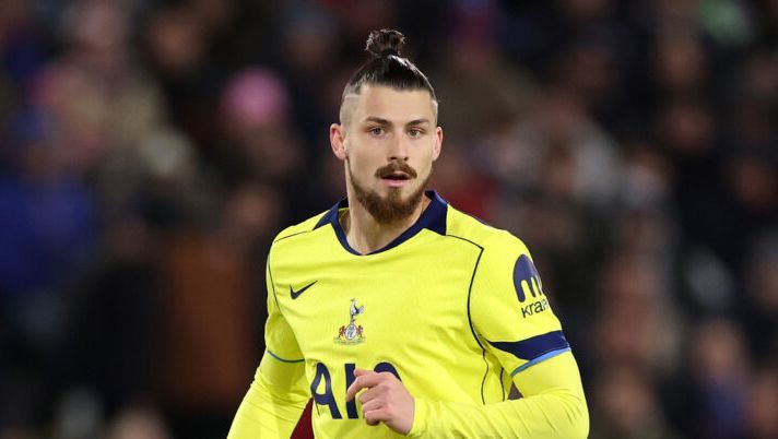LONDON, ENGLAND - DECEMBER 28: Radu Dragusin of Tottenham Hotspur during the Premier League match between Crystal Palace and Tottenham Hotspur at Selhurst Park on December 28, 2025 in London, England. (Photo by Justin Setterfield/Getty Images) Sky – Dragusin può fare ritorno in Serie A: ci sono contatti in corso - immagine 1