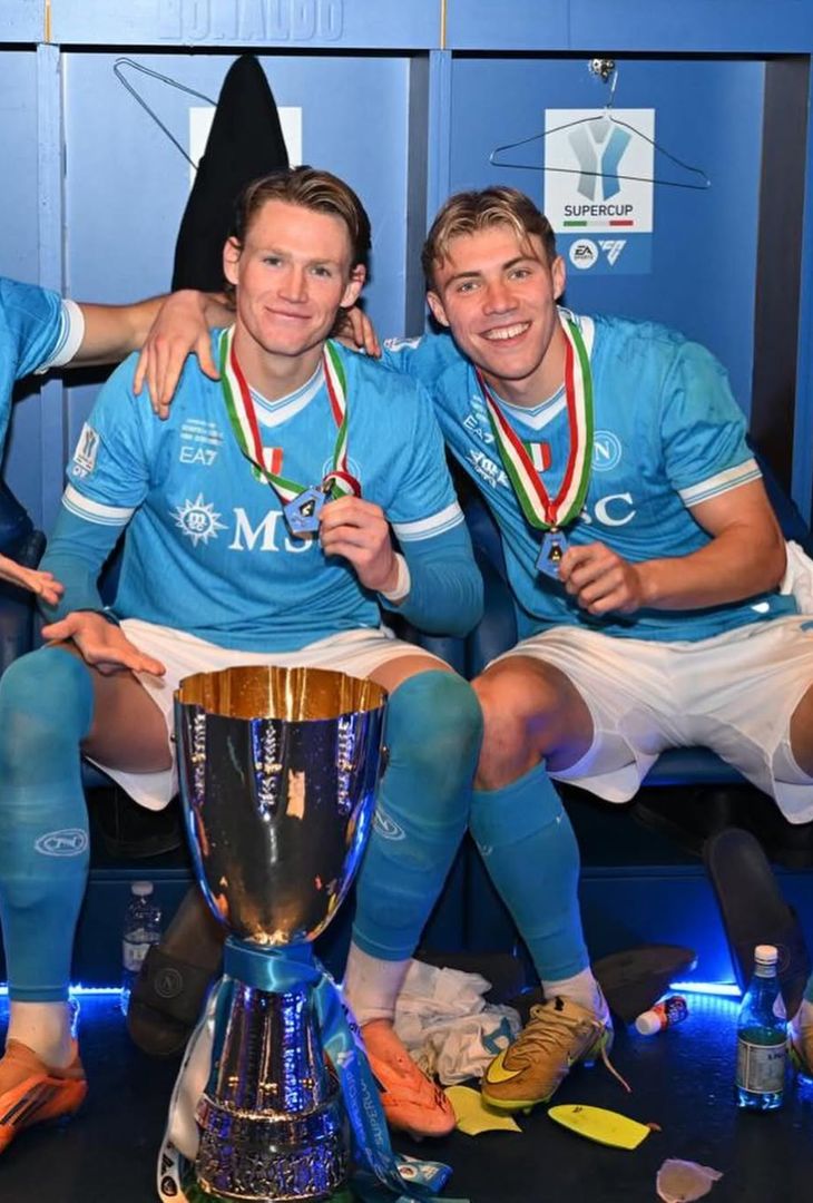 Coppa, sorrisi e sigari: gli azzurri festeggiano la Supercoppa! –  LE FOTO - immagine 17