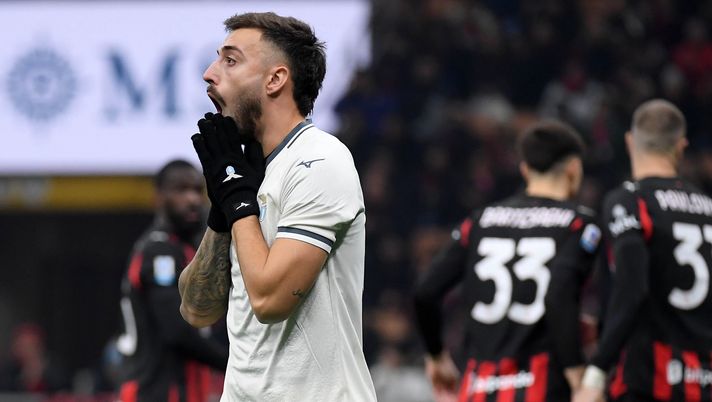 MILAN, ITALY - NOVEMBER 29: Mario Gila of SS Lazio reacts during the Serie A match between AC Milan and SS Lazio at Giuseppe Meazza Stadium on November 29, 2025 in Milan, Italy. (Photo by Marco Rosi - SS Lazio/Getty Images) Gila, l’affare con il Napoli si complica! Manna ha già pronto un piano B – KKN - immagine 1