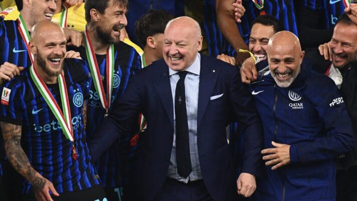 ROME, ITALY - MAY 13: FC Internazionale president Giuseppe Marotta celebrates winning the Coppa Italia with the players after the Coppa Italia 2025/26 Final football match between SS Lazio and FC Internazionale at Stadio Olimpico on May 13, 2026 in Rome, Italy. (Photo by Mattia Ozbot - Inter/Inter via Getty Images) Marotta: “Mercato? Qualche cambiamento ci sarà! Alcuni giocatori concludono un ciclo, sulla Champions…” - immagine 1