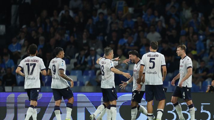 NAPLES, ITALY - MAY 11: Riccardo Orsolini of Bologna FC 1909 celebrates after scoring his side second goal during the Serie A match between SSC Napoli and Bologna FC 1909 at Stadio Diego Armando Maradona on May 11, 2026 in Naples, Italy. (Photo by Francesco Pecoraro/Getty Images) La rovesciata di Rowe spacca il Napoli: 2-3 al Maradona- immagine 1