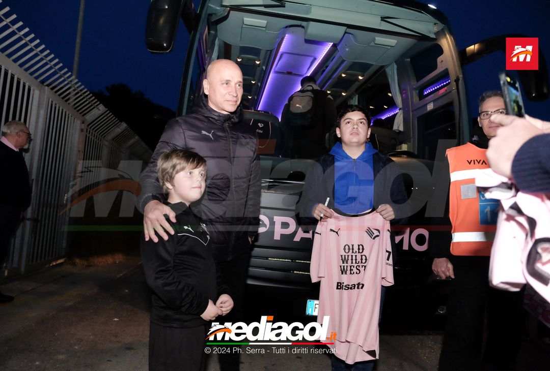 FOTO PALERMO: il Palermo FC si raduna al parcheggio dell’Ippodromo (GALLERY) - immagine 6