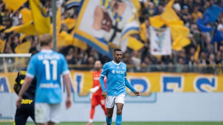 PARMA, ITALY - APRIL 12: Juan Jesus in action during the Serie A match between Parma Calcio 1913 and SSC Napoli at Stadio Ennio Tardini on April 12, 2026 in Parma, Italy. (Photo by SSC Napoli via Getty Images) Juan Jesus si scusa: “Non sono stato al mio livello, gli errori fanno male” - immagine 1