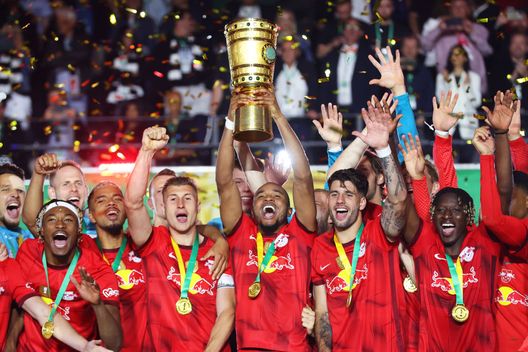 Berlino, Germania - 3 giugno 2023: Christopher Nkunku solleva il trofeo della DFB-Pokal. (Foto di Alex Grimm/Getty Images) UFFICIALE, Christopher Nkunku è del Milan: colpo in attacco per il Diavolo- immagine 3