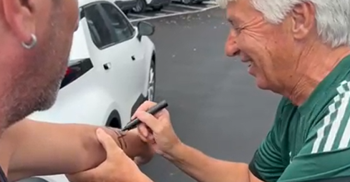 VIDEO / Roma, Gasperini non ci crede: un tifoso vuole tatuarsi il suo autografo sul braccio VIDEO / Roma, Gasperini non ci crede: un tifoso vuole tatuarsi il suo autografo sul braccio