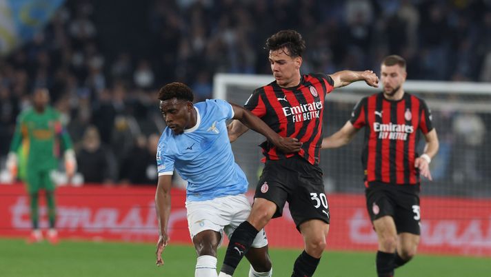 ROME, ITALY - MARCH 15: Ardon Jashari of AC Milan in action during the Serie A match between SS Lazio and AC Milan at Stadio Olimpico on March 15, 2026 in Rome, Italy. (Photo by Claudio Villa/AC Milan via Getty Images) Flop Jashari, nella debacle di Roma si perde anche lui - immagine 1