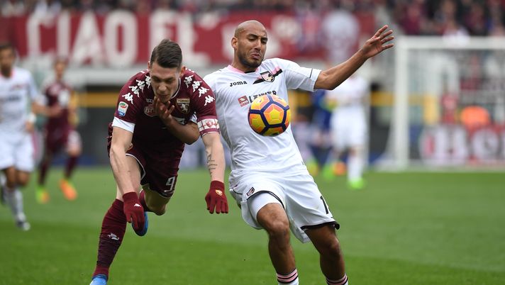 TURIN, ITALY - MARCH 05: Andrea Belotti (L) of FC Torino clashes with Haitam Aleesam of US Citta di Palermo during the Serie A match between FC Torino and US Citta di Palermo at Stadio Olimpico di Torino on March 5, 2017 in Turin, Italy. (Photo by Valerio Pennicino/Getty Images) Torino-Palermo 3-1: è Gallo show, questo Belotti è un ciclone - immagine 1
