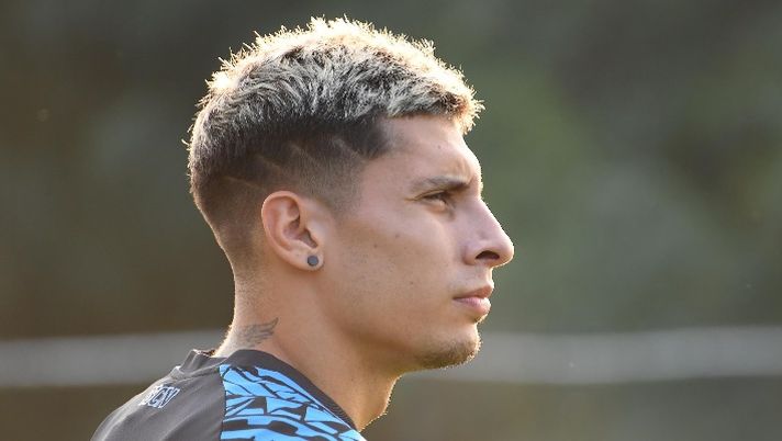 Napoli, esordio e stop per Olivera in Copa America: borsa del ghiaccio sulla coscia Napoli, esordio e stop per Olivera in Copa America: borsa del ghiaccio sulla coscia - immagine 1