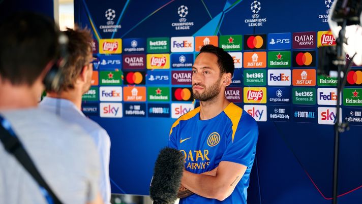 COMO, ITALY - MAY 26: Hakan Calhanoglu of FC Internazionale speaks with the media during the UEFA Champions League Final Media Day access at the club's training ground BPER Training Centre at Appiano Gentile on May 26, 2025 in Como, Italy. (Photo by Mattia Ozbot - Inter/Inter via Getty Images) Calhanoglu: “Voglio la Champions, sappiamo come fare dopo Istanbul! Il coro dei tifosi per me…” - immagine 1