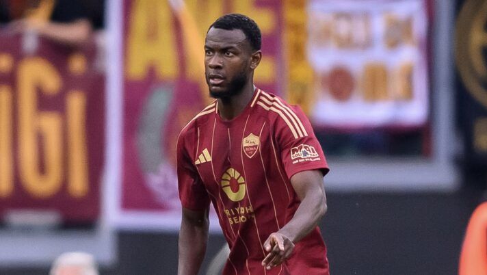 ROME, ITALY - MAY 04: Evan Ndicka of AS Roma in action during the Serie A match between AS Roma and Fiorentina at Stadio Olimpico on May 04, 2025 in Rome, Italy. (Photo by Fabio Rossi/AS Roma via Getty Images) Cinque nomi per l’ultima giornata al fantacalcio: ecco i difensori da schierare - immagine 1