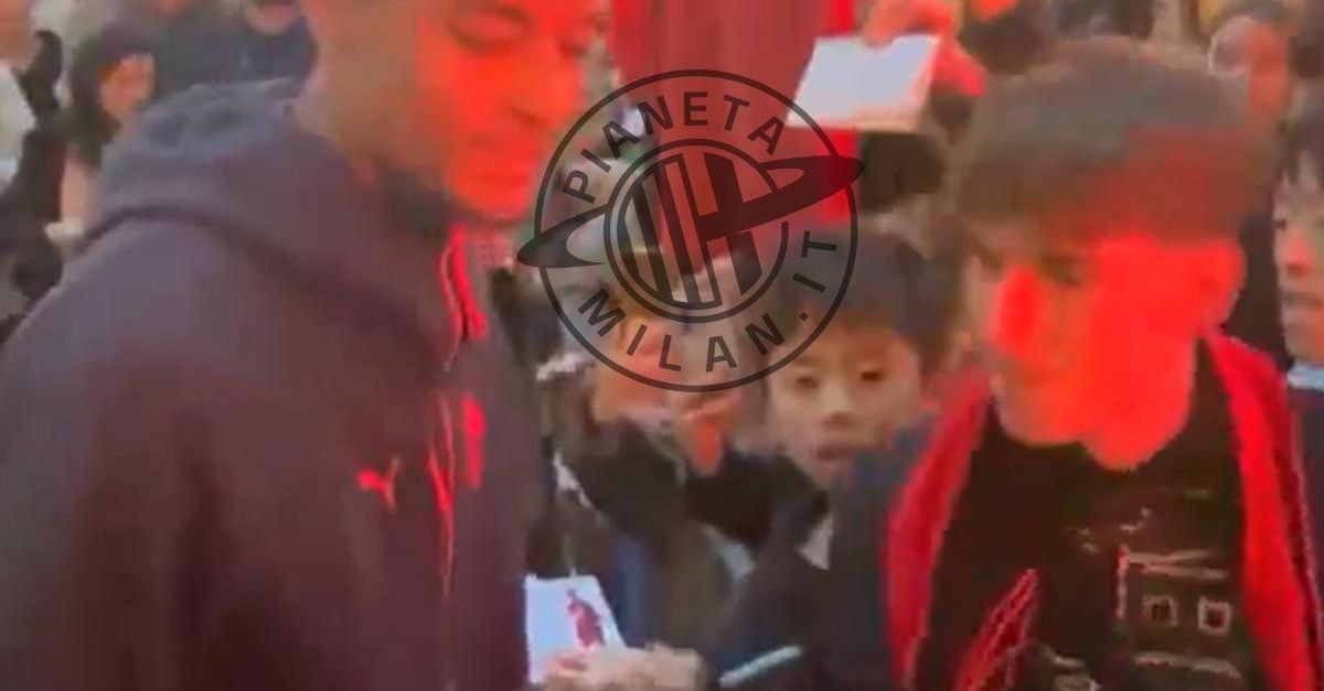 Milan, sorrisi e autografi per De Winter con i tifosi rossoneri | PM Milan, sorrisi e autografi per De Winter con i tifosi rossoneri | PM