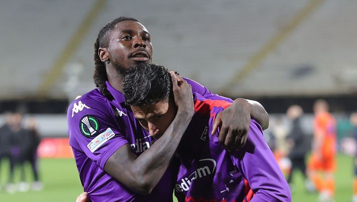 FLORENCE, ITALY - APRIL 17: Moise Kean and Robin Gosens of ACF Fiorentina celebrates the victory after during the UEFA Conference League 2024/25 Quarter Final Second Leg match between ACF Fiorentina and NK Celje at Stadio Artemio Franchi on April 17, 2025 in Florence, Italy. (Photo by Gabriele Maltinti/Getty Images) Cecchi: “Fiorentina, non ti puoi sempre far salvare da Kean. Serve qualcosa in più” - immagine 1
