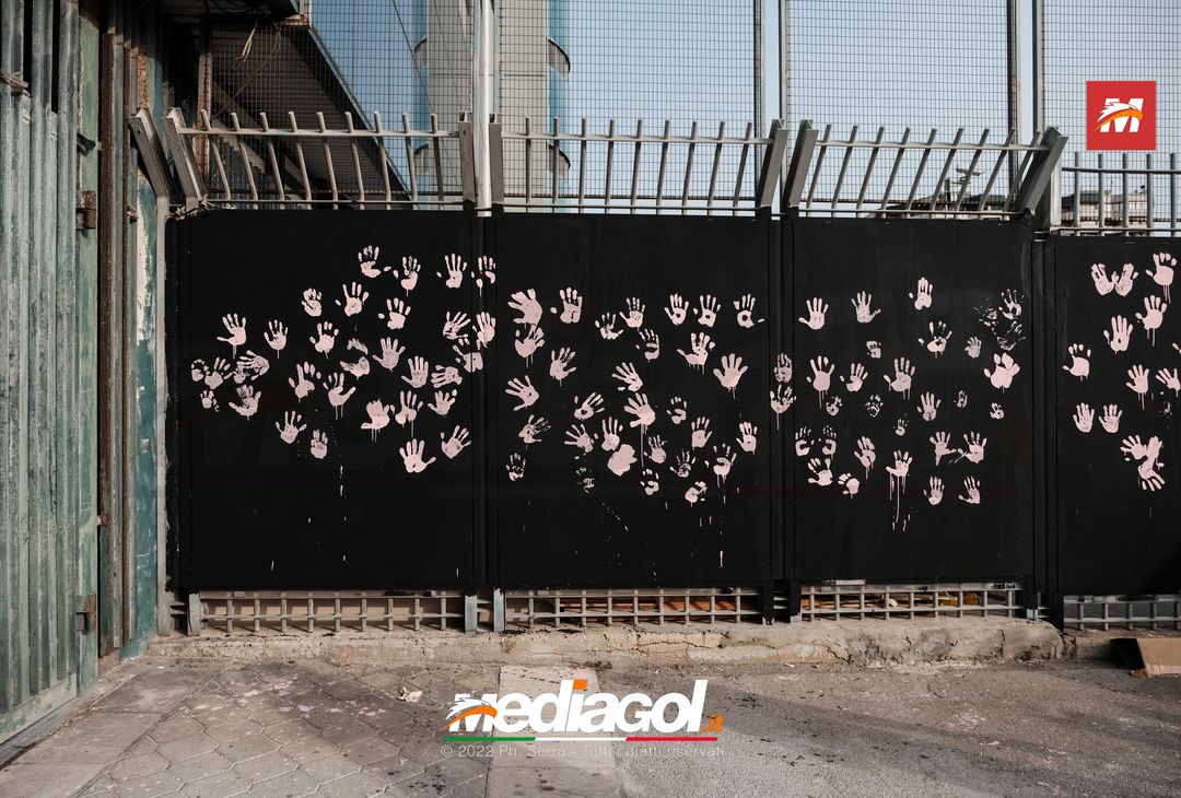 FOTO Palermo, le impronte rosa sul murales del ‘Renzo Barbera’ (Gallery) - immagine 60