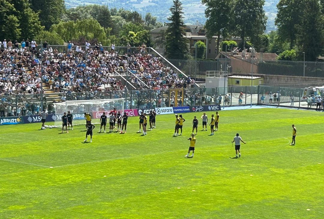 Gli azzurri provano punizioni e calci d'angolo