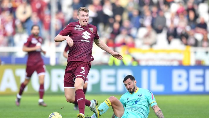 TURIN, ITALY - JANUARY 04: Perr Schuurs of Torino FC is tackled by Federico Ceccherini of Hellas Verona during the Serie A match between Torino FC and Hellas Verona at Stadio Olimpico di Torino on January 4, 2023 in Turin, Italy. (Photo by Valerio Pennicino/Getty Images) Torino, emergenza in difesa finita: Schuurs può tornare a fare il centrale - immagine 1