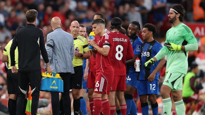 LIVERPOOL, ENGLAND - AUGUST 15: Referee Anthony Taylor in discussion with Liverpool players and manager Arne Slot after AFC Bournemouth plater Antoine Semenyo (3r) reported racist abuse from the crowd during the Premier League match between Liverpool and Bournemouth at Anfield on August 15, 2025 in Liverpool, England. (Photo by Michael Steele/Getty Images) Liverpool, omaggio a Jota macchiato da episodio di razzismo - immagine 1