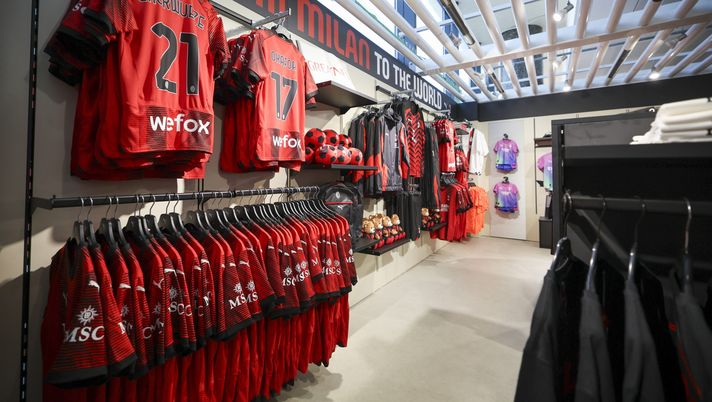 Finto tifoso al Milan Store: cosentino arrestato per tentato furto da oltre 500 euro - immagine 1