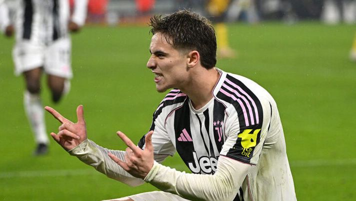TURIN, ITALY - OCTOBER 29: Kenan Yildiz of Juventus celebrates after scoring his team's third goal during the Serie A match between Juventus FC and Udinese Calcio at Allianz Stadium on October 29, 2025 in Turin, Italy. (Photo by Filippo Alfero - Juventus FC/Juventus FC via Getty Images) ULTIM’ORA – La Juve recupera Yildiz: è tornato subito in gruppo, cosa filtra! Le ultime su Kelly - immagine 1