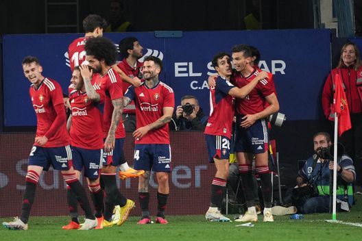 PAMPLONA, SPAIN - MAY 25: Lucas Torro of CA Osasuna celebrates with team mates after scoring the team's second goal during the LaLiga Santander match between CA Osasuna and Athletic Club at El Sadar Stadium on May 25, 2023 in Pamplona, Spain. (Photo by Juan Manuel Serrano Arce/Getty Images) L’Osasuna escluso dalle coppe: “Uefa forte con i deboli, e debole con i forti”- immagine 2
