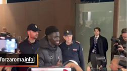 Robinio Vaz sbarca a Roma: l’abbraccio dei tifosi a Ciampino