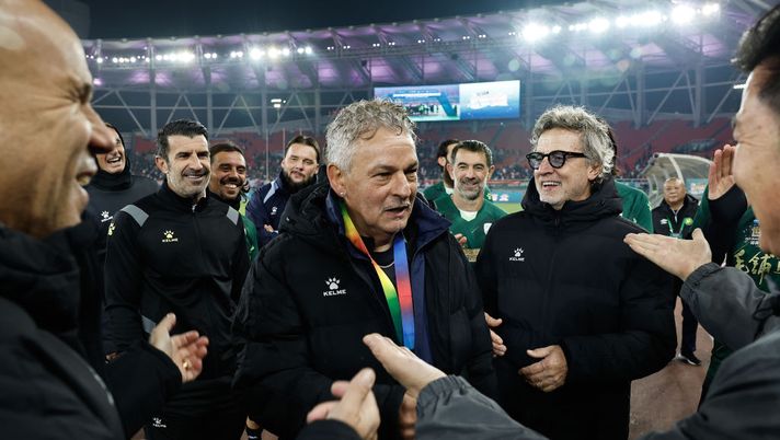 WUHAN, CHINA - NOVEMBER 26: The former Italian football player Roberto Baggio celebrate with player after the 2023 World Super-footballer Games between American Star Team and European Star Team at Wuhan Sports Center on November 26, 2023 in Wuhan, China. (photo by Wang He/Getty images) Baggio