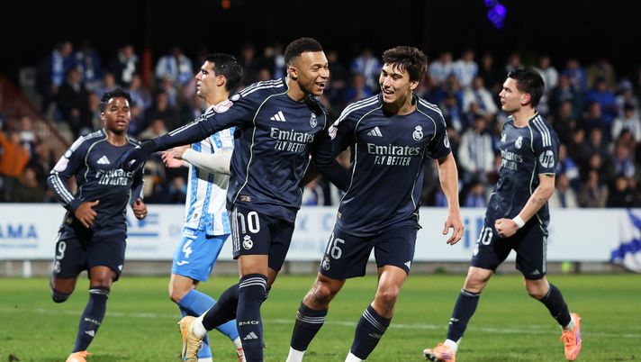 Kylian Mbappe del Real Madrid celebra il primo gol della sua squadra con il compagno di squadra Gonzalo Garcia durante la partita della Copa del Rey tra CF Talavera e Real Madrid all'Estadio El Prado il 17 dicembre 2025 a Talavera de la Reina, Spagna. (Foto di Florencia Tan Jun/Getty Images) Real Madrid Siviglia