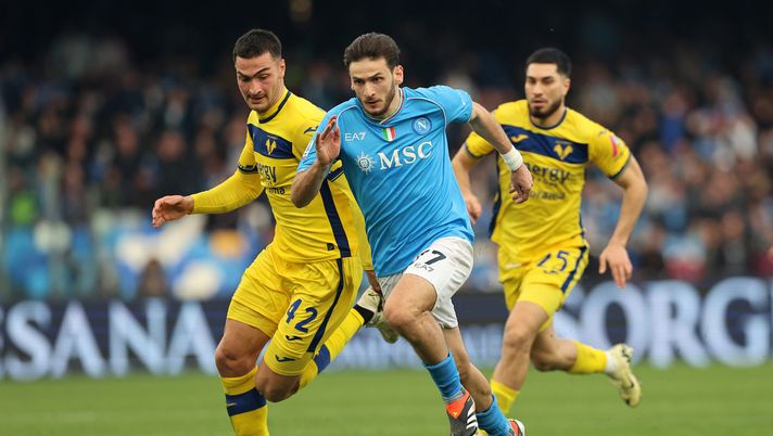 NAPLES, ITALY - FEBRUARY 04: Khvicha Kvaratskhelia of SSC Napoli battles for possession with Diego Coppola of Hellas Verona FC during the Serie A TIM match between SSC Napoli and Hellas Verona FC at Stadio Diego Armando Maradona on February 04, 2024 in Naples, Italy. (Photo by Francesco Pecoraro/Getty Images) Manna scatenato, segue altri tre difensori per gennaio: c’è un nome nuovo - immagine 1