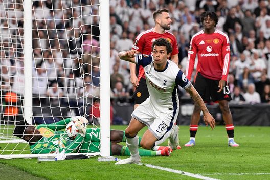 La rete decisiva di Johnson nella finale di Europa League (Foto di JOSEP LAGO/AFP via Getty Images) Manchester United, un disastro senza precedenti: i giocatori chiedono la cessione- immagine 4