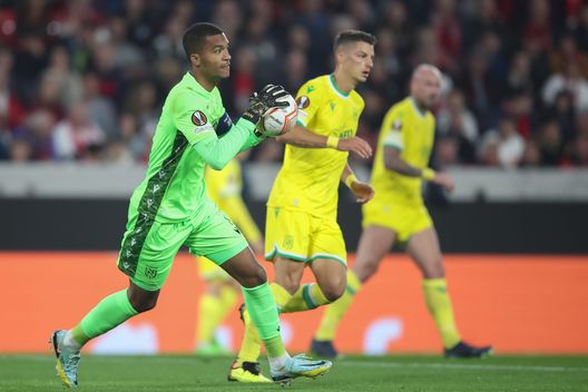 FREIBURG IM BREISGAU, GERMANY - OCTOBER 06: Alban Lafont of FC Nantes in action during the UEFA Europa League group G match between Sport-Club Freiburg and FC Nantes at Stadion am Wolfswinkel on October 06, 2022 in Freiburg im Breisgau, Germany. (Photo by Christian Kaspar-Bartke/Getty Images) lafont