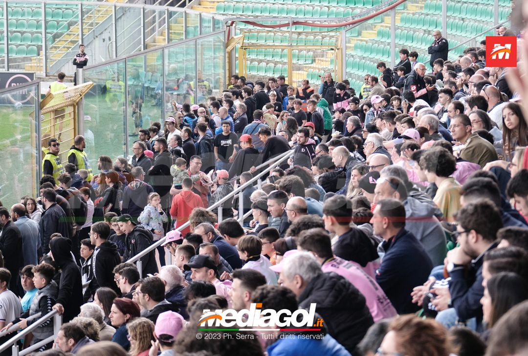 FOTO PALERMO, verso il Cagliari: la carica dei tifosi al “Barbera” (GALLERY) - immagine 16