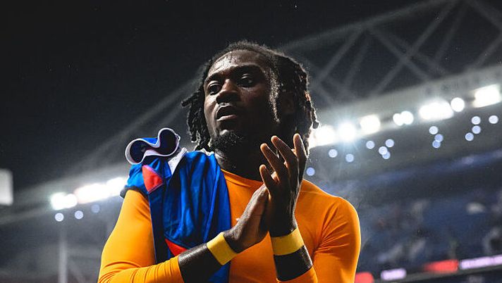 GLASGOW, SCOTLAND - NOVEMBER 06: AS Roma player Manu Kone greets the fans after the UEFA Europa League 2025/26 League Phase MD4 match between Rangers FC and AS Roma at Ibrox Stadium on November 06, 2025 in Glasgow, Scotland. (Photo by Fabio Rossi/AS Roma via Getty Images) Roma-Napoli, le formazioni ufficiali: la scelta su Dybala, Spinazzola, Koné, Politano, Ferguson e Neres - immagine 1